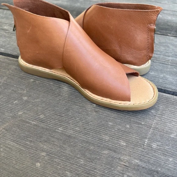 BORN Iwa Sandals - Picture 6 of 8